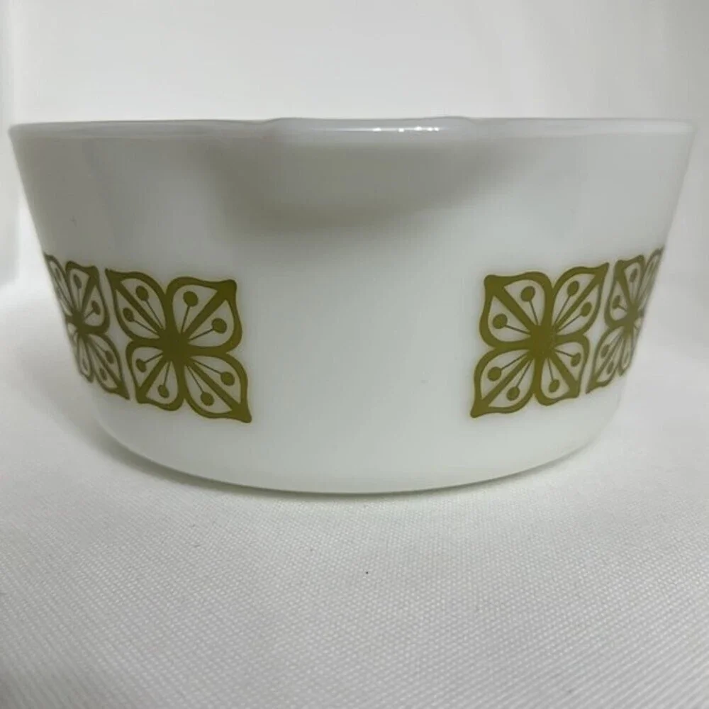 Pyrex Verde Green Cinderella Mixing/Casserole Bowl 474-B #29‎